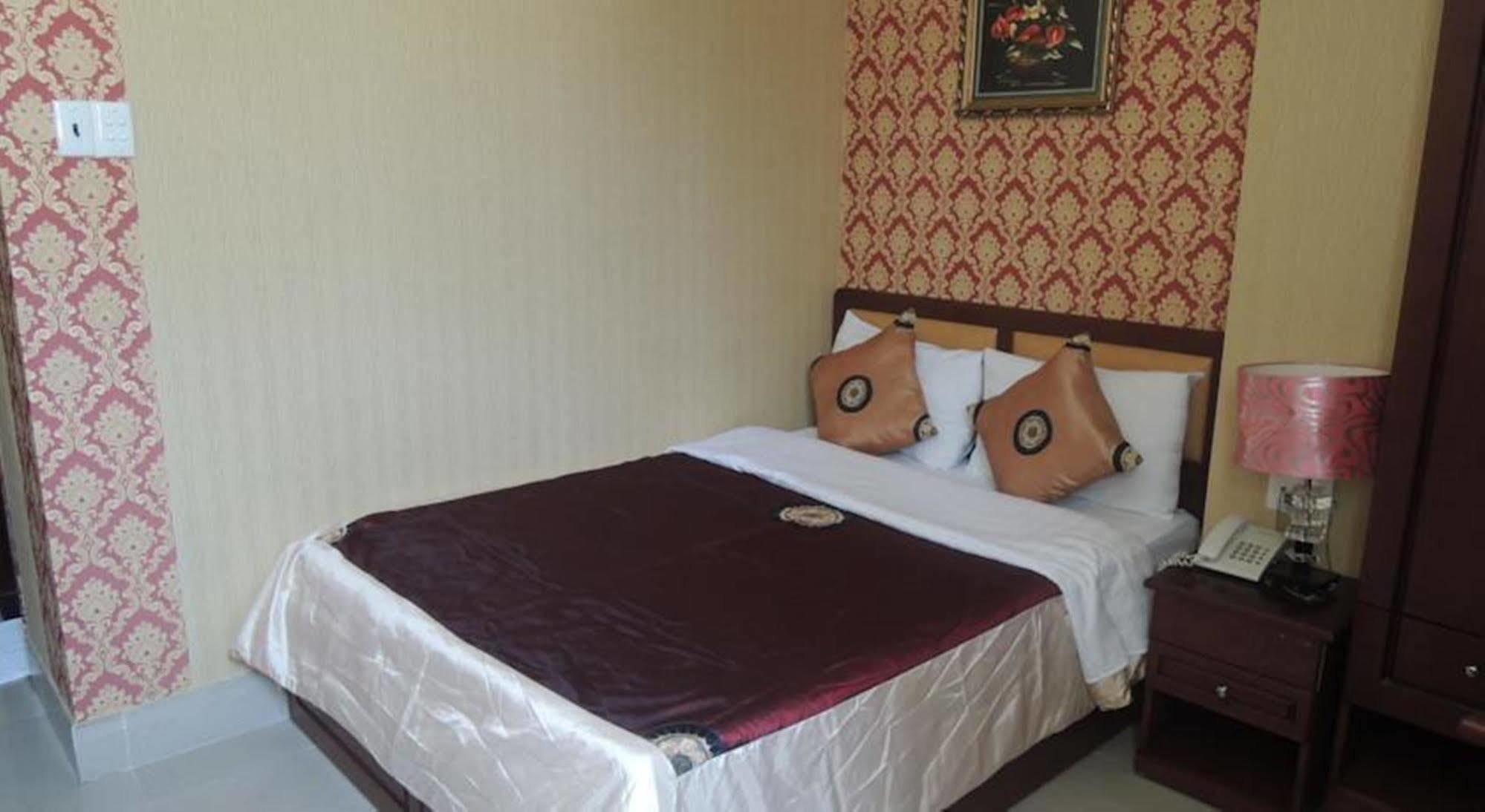 होटल Hoa De Nhat Hotel- San Bay Tan Son Nhat 3*